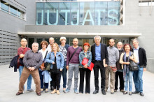 L'historiador Joaquim Aloy acompanyat de regidors i càrrecs d'ERC a l'Ajuntament de Manresa i de membres impulsors del banc d'ADN, a les portes dels Jutjats de Manresa