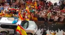 Captura del vídeo on centenars de persones acomiaden la Guàrdia Civil a Huelva