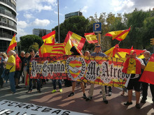 Un grup de feixistes davant les portes de Catalunya Ràdio