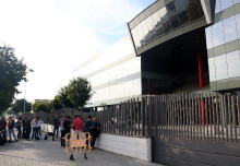 Imatge de l'exterior de la seu del CTTI a l'Hospitalet de Llobregat, amb periodistes a fora