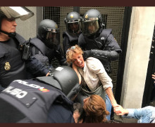 Agents de la policia espanyola, carreguen contra una ciutadana l'1-O