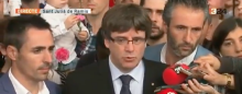 El president Carles Puigdemont atenent els mitjans