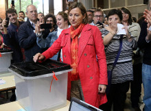 Carme Forcadell, presidenta del Parlament de Catalunya, exercint els eu dret a vot a l'escola Joanot Alisanda de Sabadell