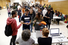 Diverses persones fent cua per votar davant una urna a l'institut Martí i Franquès de Tarragona