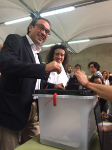 El Conseller de Territori i Sostenibilitat, Josep Rull, posa el seu vot en una urna de l'Escola Lanaspa de Terrassa