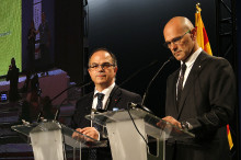 El conseller de la Presidència, Jordi Turull, i el d'Exteriors, Raül Romeva, en compareixença conjunta des del centre de premsa l'1 d'octubre