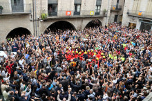 Gironins davant la Plaça del Vi de Girona