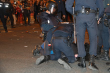 La policia espanyola agredint un votant l'1-O a Catalunya