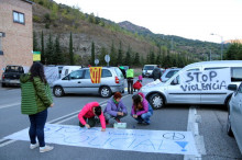 Manifestants pintant pancartes en un dels talls de la carretera N-260 a la seva entrada a Sort