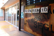 Pla general de l'entrada de l'IES de l'Ebre, a Tortosa, encara amb un cartell sobre l'1-O i amb les portes tancades per l'Aturada de País d'aquest dimarts