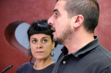 La portaveu parlamentària de la CUP, Anna Gabriel, es mira Quim Arrufat, portaveu del secretariat