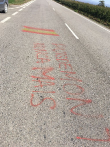 La pintada feta per la Guardia Civil a una carretera d'Alcarràs, Lleida