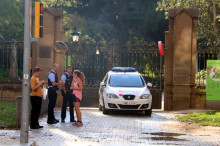 Imatge d'una patrulla de Mossos davant d'una porta tancada del parc de la Ciutadella, al passeig Pujades
