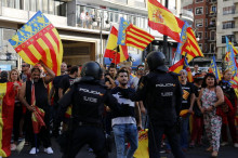 Imatge general de manifestants intentant rebentar la marxa convocada per la Comissió 9 d'octubre a València