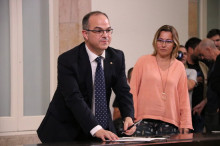 El conseller de Presidència i portaveu del Govern, Jordi Turull, en el moment que signa la declaració de República Catalana, el 10 d'Octubre