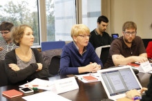 Els eurodiputats Marina Albiol, Gabriele Zimmer i Miguel Urbán, durant un esmorzar amb periodistes aquest dimecres a Brussel·les