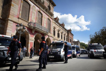 Diverses furgonetes dels Mossos d'Esquadra custodien l'entrada del Parlament hores abans de la compareixença del president de la Generalitat