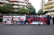 Imatge de la capçalera de la manifestació de col·lectius antifeixistes en una marxa organitzada el 12 d'Octubre
