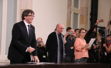 El president de la Generalitat, Carles Puigdemont, somriu moments abans de signar la declaració d'Independència, a l'Auditori del Parlament de Catalunya