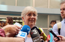 La consellera d'Ensenyament, Clara Ponsatí, en l'atenció als mitjans després de visitar l'escola de la Concepció de Barcelona