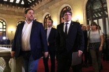 El president de la Generalitat, Carles Puigdemont, i el vicepresident del Govern, Oriol Junqueras, dirigint-se a l'hemicicle