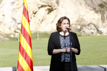 Pla mig de l'alcaldessa de Barcelona, Ada Colau, en el moment de la declaració institucional que ha fet després de l'ofrena a la tomba de Companys