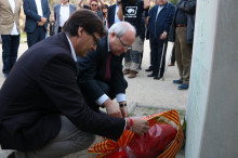 Imatge general del secretari d'Organització del PSC, Salvador Illa, i l'expresident José Montilla en l'ofrena al Monument als Immolats
