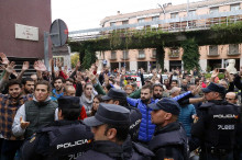Diversos votants amb les mans alçades davant la policia aquest diumenge 1 d'octubre de 2017