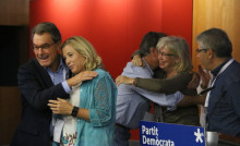 Mas abraça Ortega i Rigau també rep una abraçada davant d'Homs en l'ovació que han rebut per part dels membres del Consell Nacional del PDeCAT