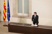 El president de la Generalitat, Carles Puigdemont, signa la declaració que constitueix la república catalana independent i activa la llei de transitorietat