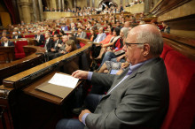 El diputat de Catalunya Sí Que Es Pot Lluís Rabell al seu escó del Parlament durant la compareixença de Carles Puigdemont per valorar els resultats del referèndum de l'1-O