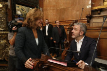 El tinent d'alcaldia Jaume Collboni conversa amb la líder de Cs, Carina Mejías, durant el ple del 6 d'octubre