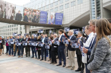 Assistents a la manifestació davant de l'Eurocambra a Brussel·les en contra de l’empresonament de Sànchez i Cuixart