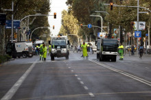 Equips de neteja treballant a l'Avinguda Diagonal, tallada per la cera a l'asfalt després de la concentració de rebuig a l'empresonament de Jordi Sànchez i Jordi Cuixart