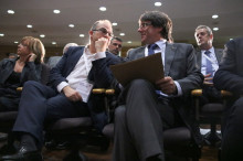 El portaveu del Govern, Jordi Turull, conversa amb el president de la Generalitat, Carles Puigdemont, abans de començar el Consell Nacional extraordinari del PDeCAT al World Trade Center
