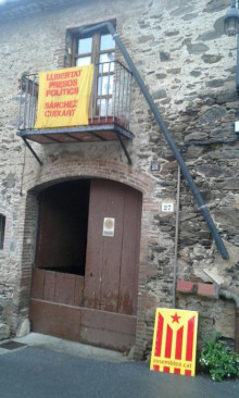 Una casa particular d'Espolla amb la senyera penjada al balcó