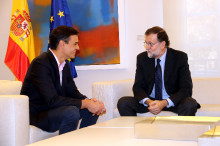Imatge general de Pedro Sánchez i Mariano Rajoy, somrients, al Palau de la Moncloa