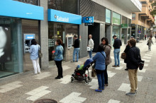 Gironins retirant diners a la sucursal que el Banc Sabadell té a Emili Grahit