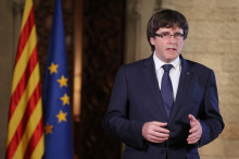 El president de la Generalitat, Carles Puigdemont, pronunciant la declaració institucional en resposta al 155