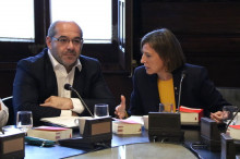 La presidenta del Parlament, Carme Forcadell, parla amb el vicepresident primer Lluís Guinó, a la Junta de Portaveus