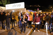 Un grup de veïns davant del càmping Illa Mateua de l'Escala en senyal de protesta per la presència d'agents de la Guàrdia Civil