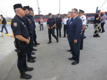 El ministre de l'Interior, Juan Ignacio Zoido, al costat del delegat del govern espanyol a Catalunya, Enric Millo, amb els agents de la policia espanyola, al Port de Barcelona