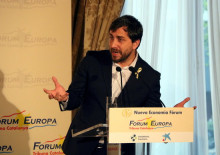 Primer pla del conseller de Salut, Toni Comín, en la conferència al Forum Europa, Tribuna Barcelona