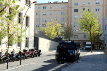 El dispositiu de la policia de l'Estat davant del col·legi Lestonnac de la ciutat de Lleida
