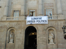Pancarta desplegada per la CUP al balcó de l'Ajuntament de Barcelona