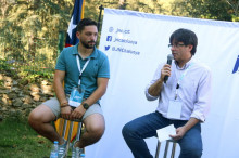 El president de la Generalitat, Carles Puigdemont (esquerra), amb el secretari general de la JNC i diputat al Congrés, Sergi Miquel, durant l'escola d'estiu de les joventuts del PDeCAT