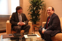 El president de la Generalitat, Carles Puigdemont, i el primer secretari del PSC, Miquel Iceta, durant la seva primera reunió al Palau, el 28 de gener de 2016