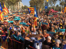 La ciutadania es concentra al voltant del Parlament per defensar-lo
