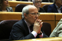 L'expresident de la Generalitat i senador pel PSC, José Montilla, assegut al seu escó del Senat moments abans de la sessió per l'aplicació de l'article 155