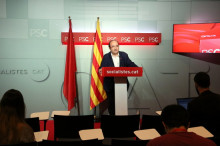 Pla general del primer secretari del PSC, Miquel Iceta, en roda de premsa el 30 d'octubre